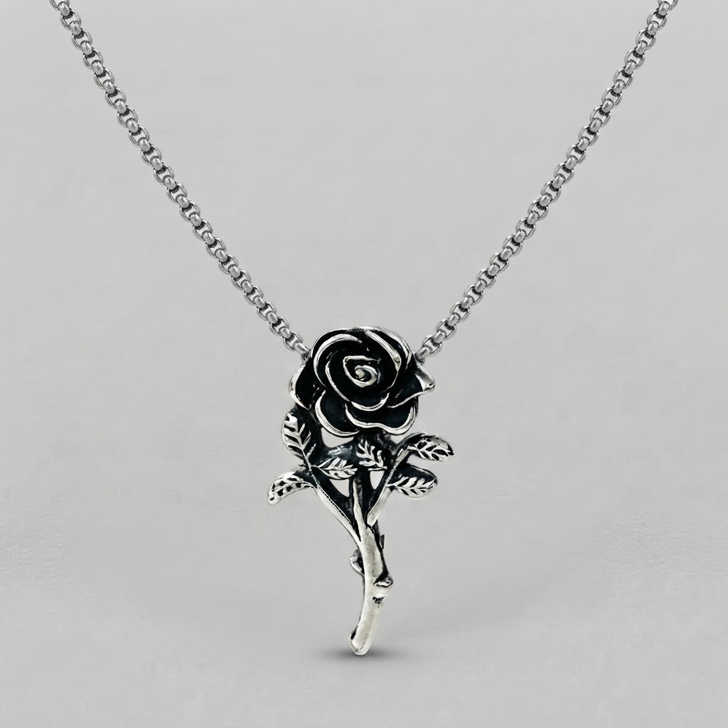 Ketting met eeuwige zwarte rozenstengel