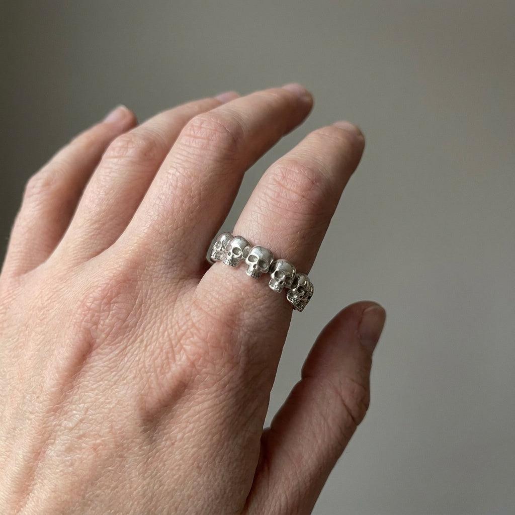 Ring met legioen schedels