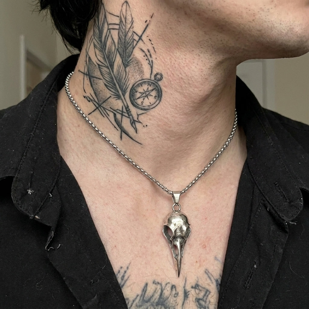 Halskette mit Raben-Totenkopf-Anhänger