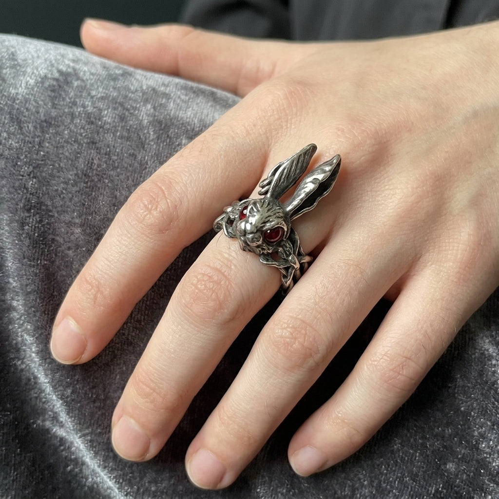 Ring mit purpurrotem Kaninchenauge