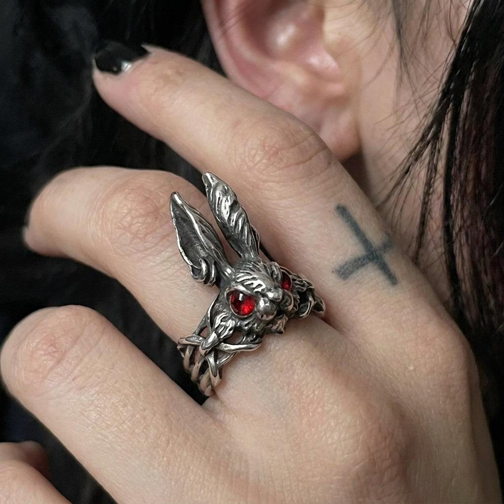 Ring mit purpurrotem Kaninchenauge