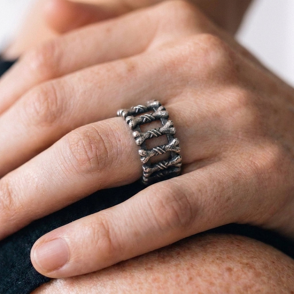 Brede ringband met gekruiste botten