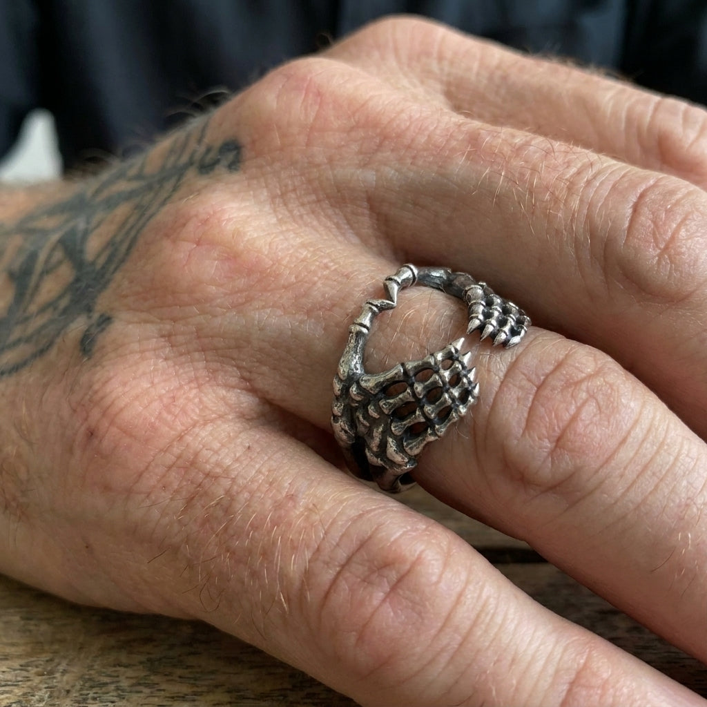 Herzring mit Skelett-Händen