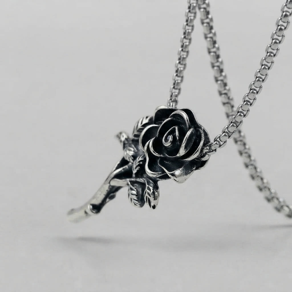 Ketting met eeuwige zwarte rozenstengel