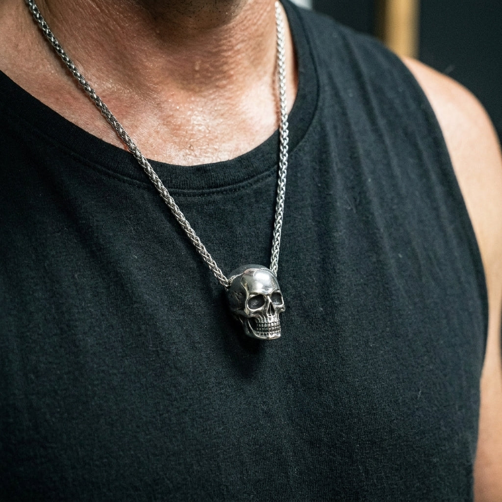 Halskette mit 3D-Schiebeanohänger in realistischer Totenkopfform