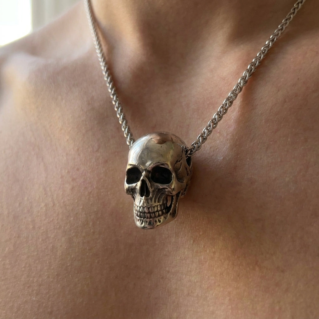 Halskette mit 3D-Schiebeanohänger in realistischer Totenkopfform