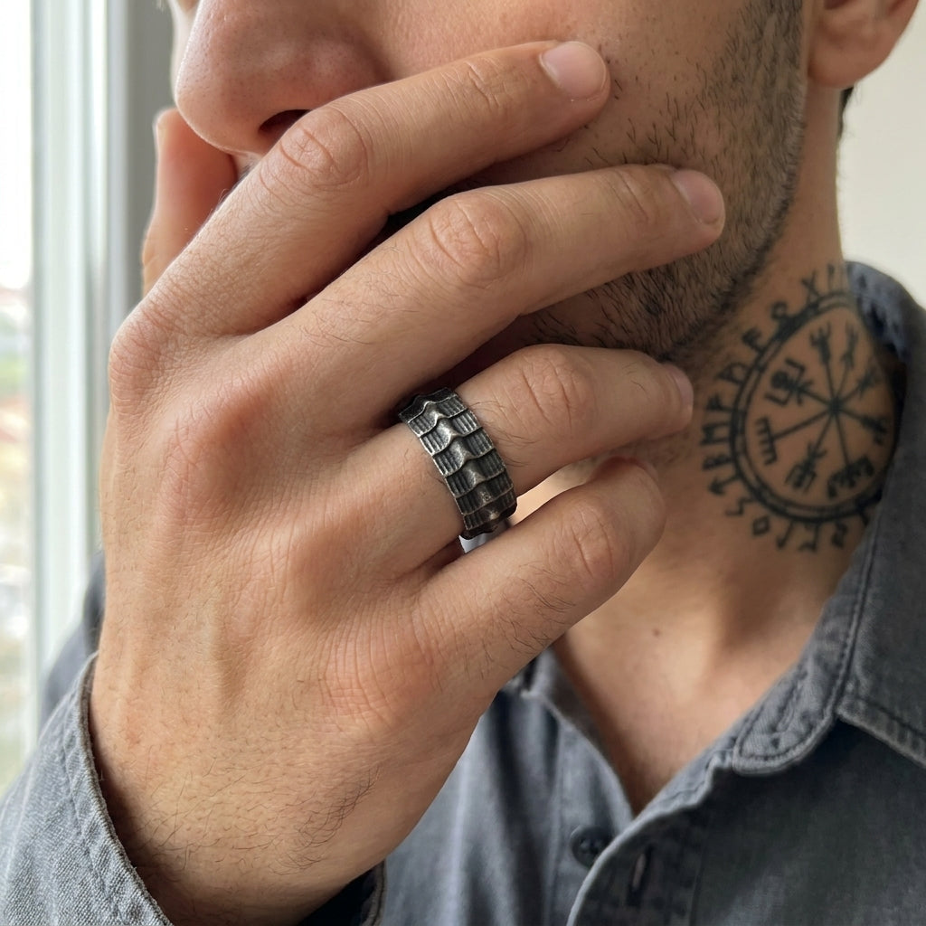 Bandring mit Schlangenschuppen