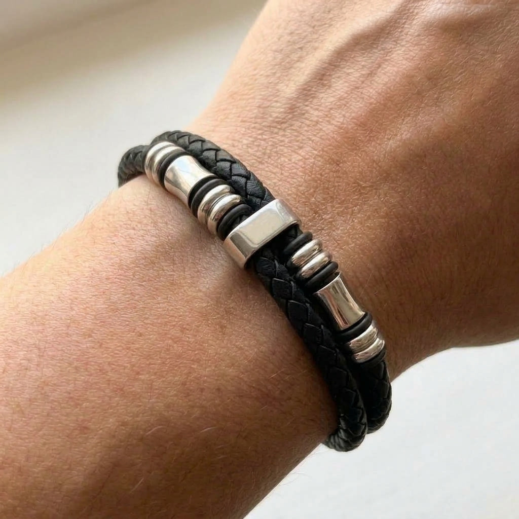 Lederwickelarmband mit silbernen Perlen