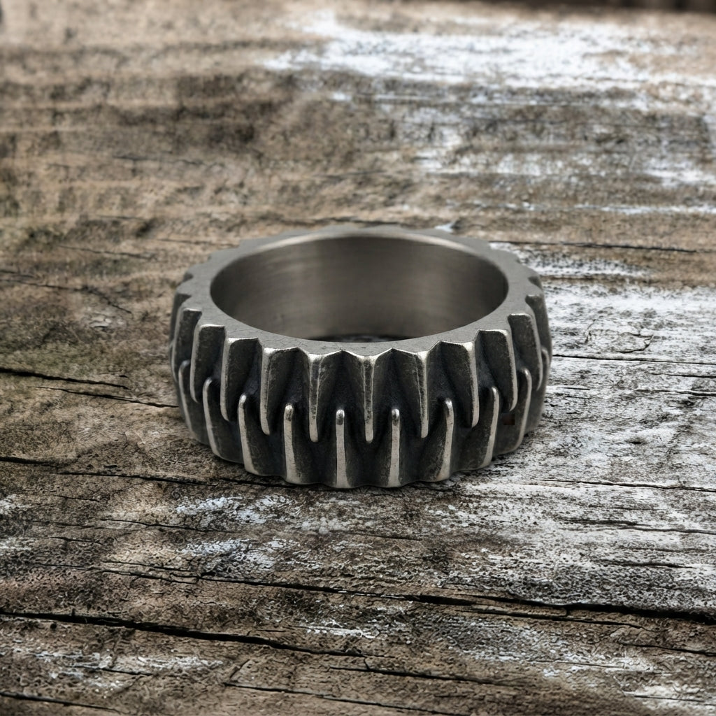 Saw-Tooth Ridge Ring