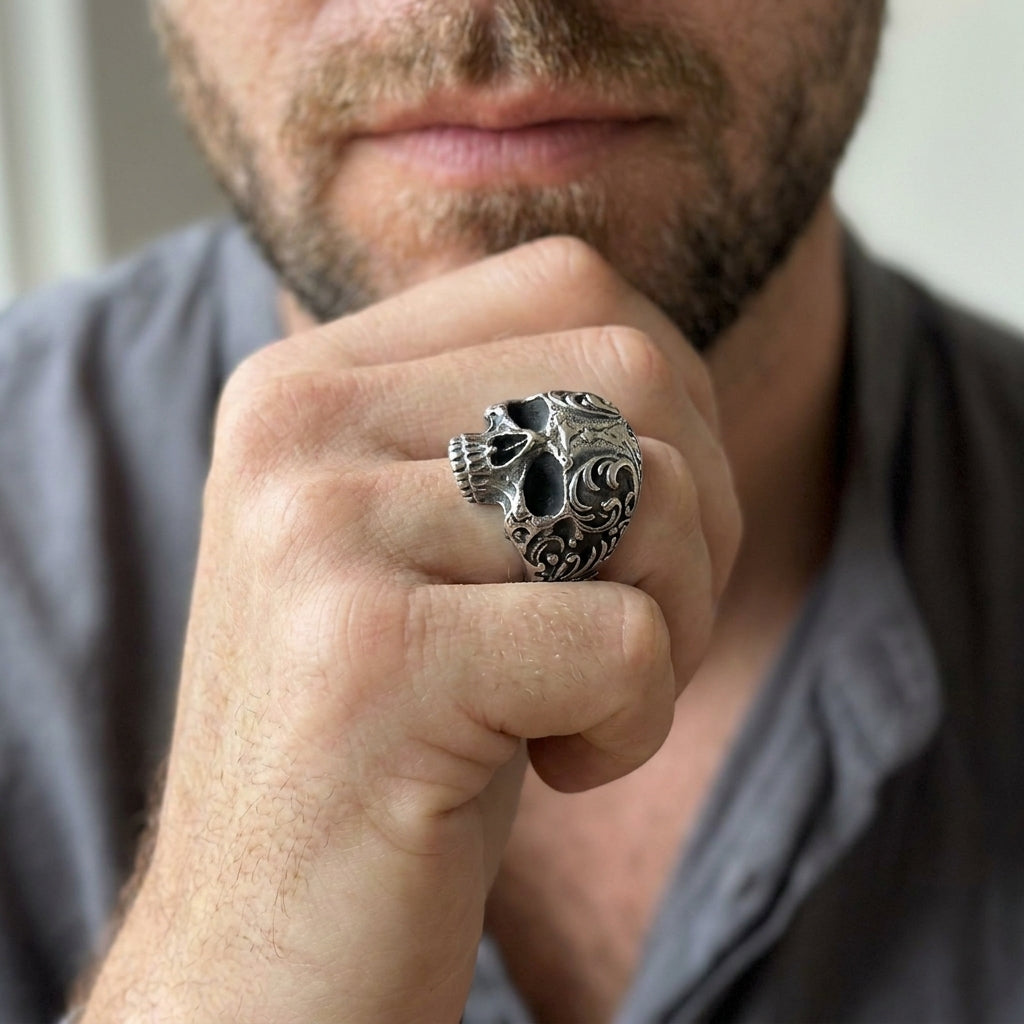 Barock-Bikerring mit Totenkopf