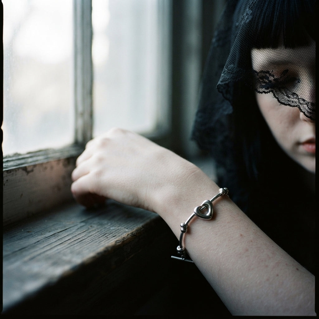 Armband mit offenem Herz, Röhrenperlen und Knebelverschluss