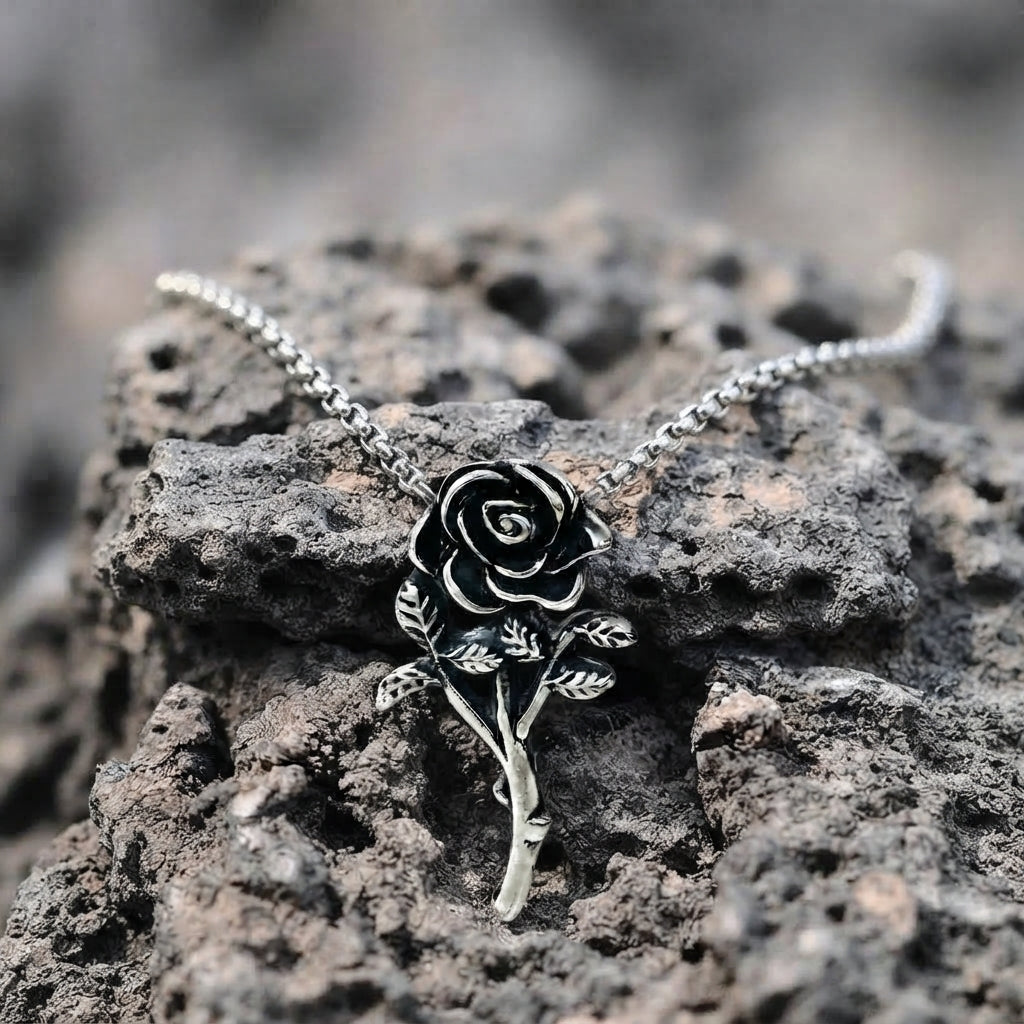 Ketting met eeuwige zwarte rozenstengel