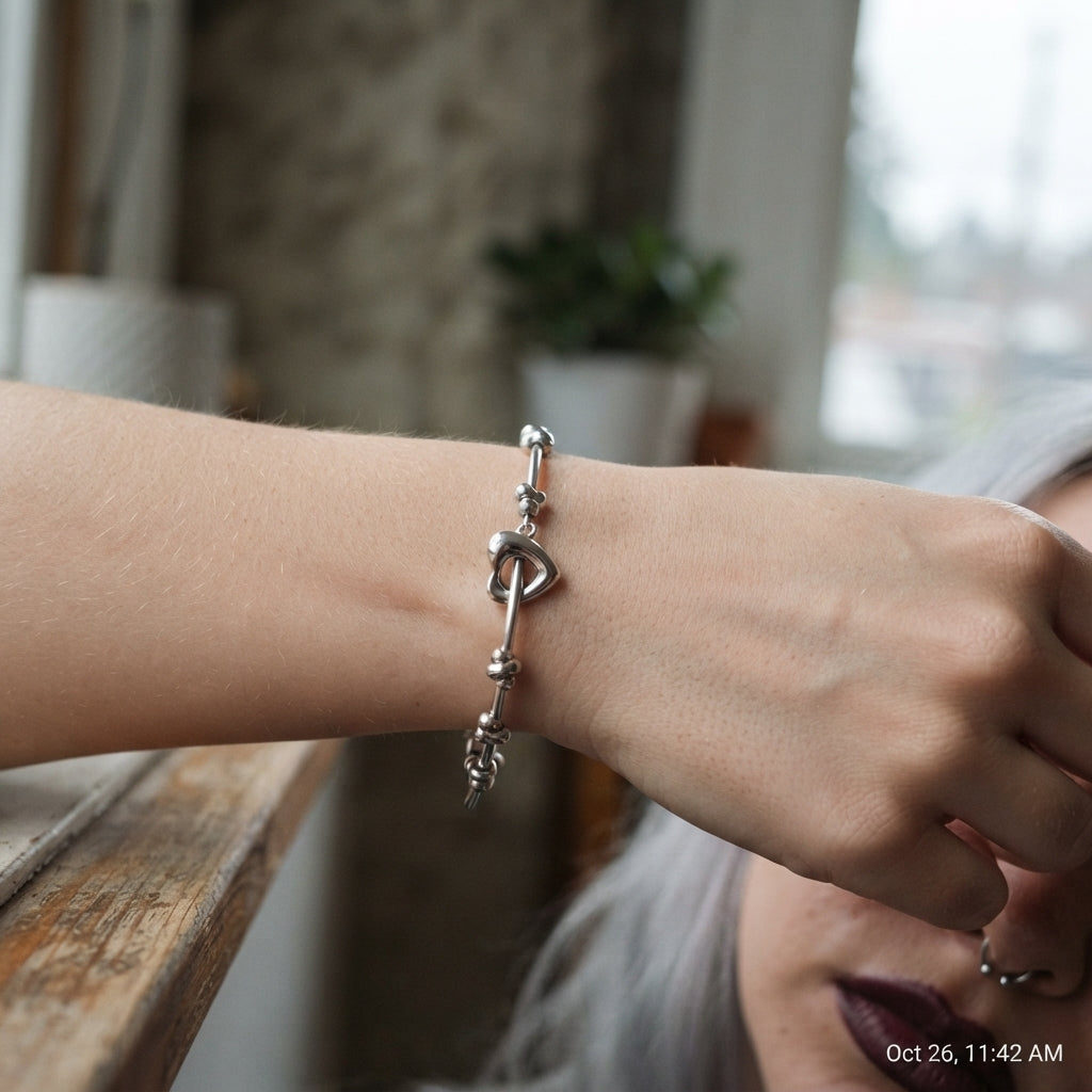 Armband mit offenem Herz, Röhrenperlen und Knebelverschluss