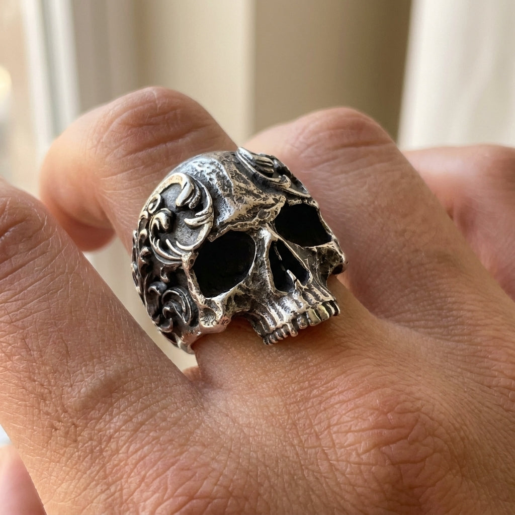 Barock-Bikerring mit Totenkopf