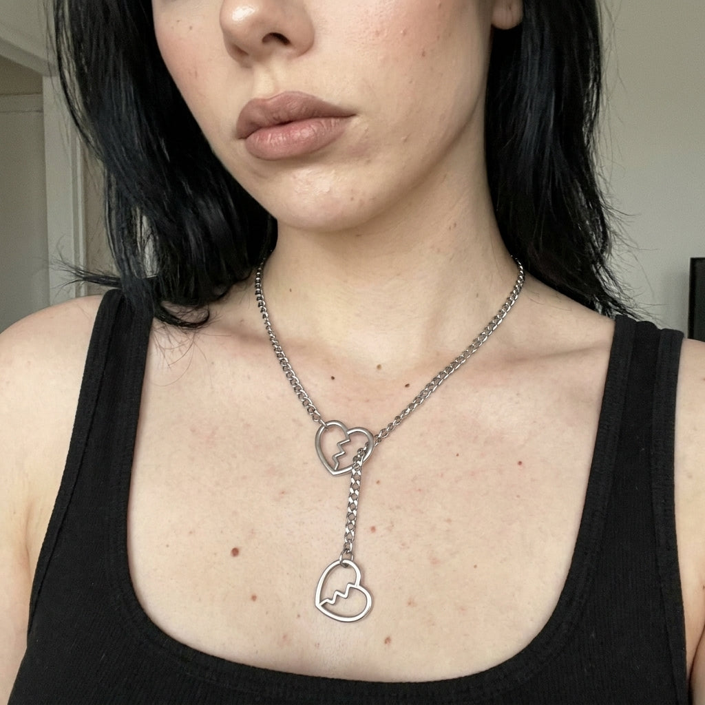 Ketting met curb-schakels, gebroken hartenring en lariat-hanger
