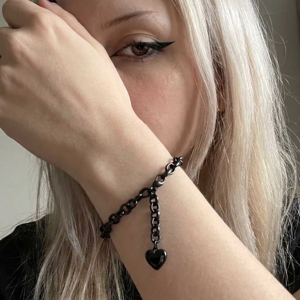 Kabelgliederarmband mit schwarzem Herzanhänger