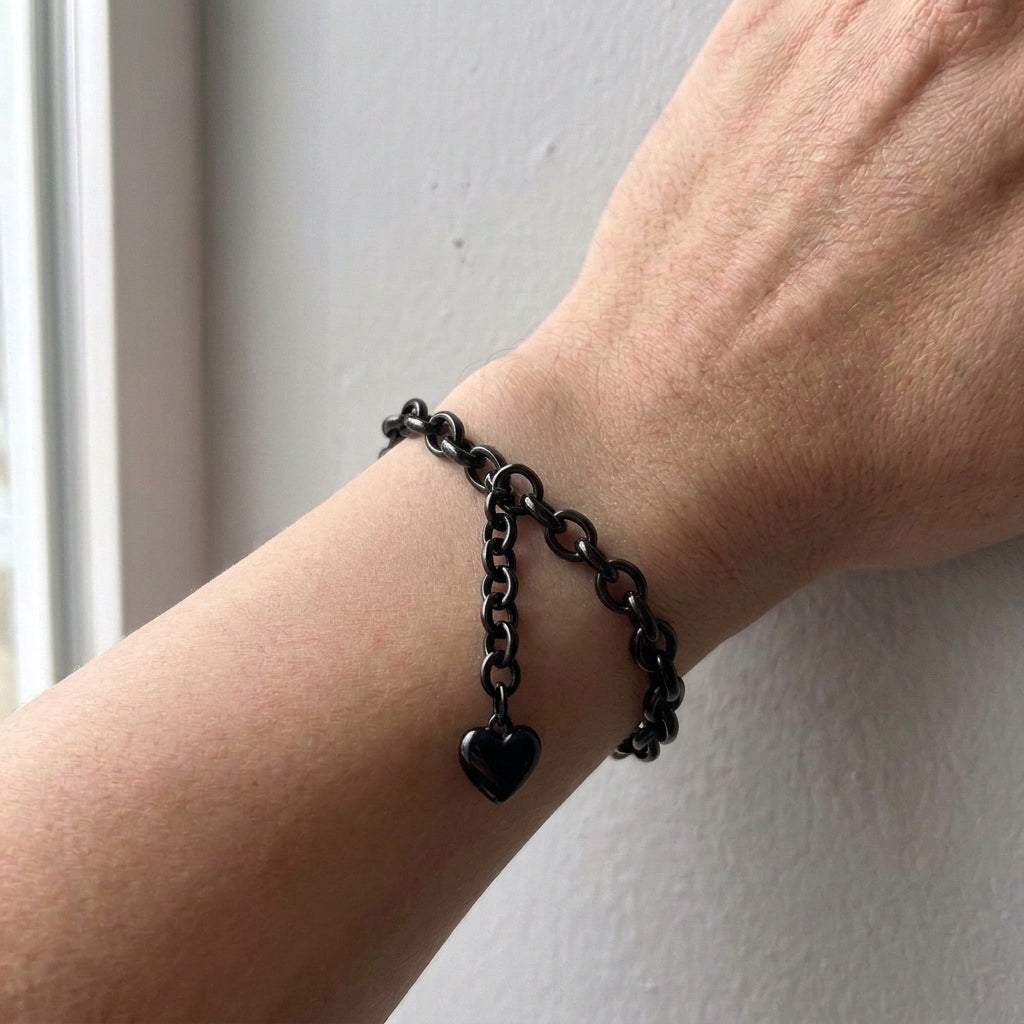 Kabelgliederarmband mit schwarzem Herzanhänger