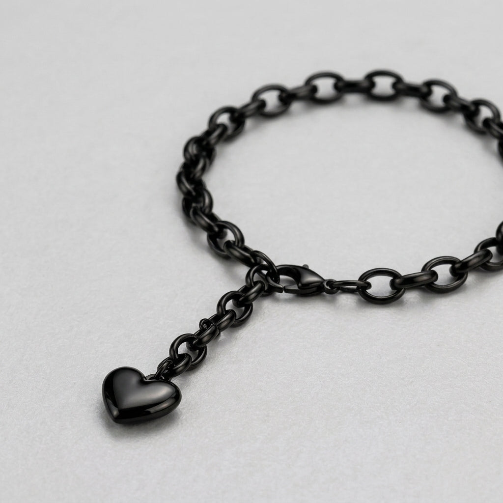 Kabelgliederarmband mit schwarzem Herzanhänger