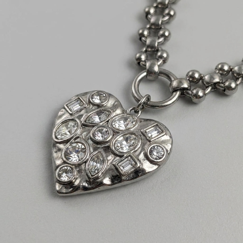 Ketting met gehamerd hart en verspreide kristallen