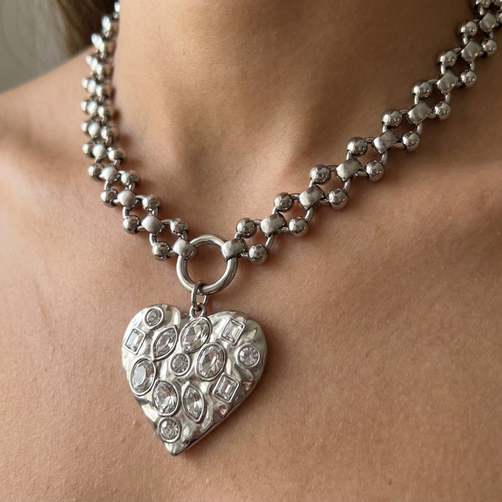 Ketting met gehamerd hart en verspreide kristallen