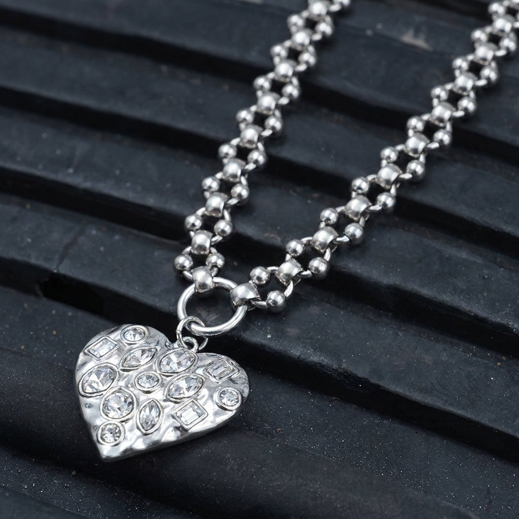 Ketting met gehamerd hart en verspreide kristallen