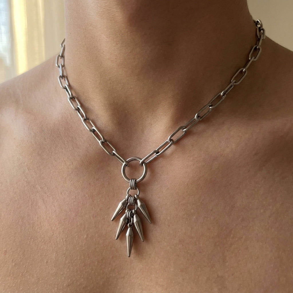 Druppelhalsketting met een cluster spikes