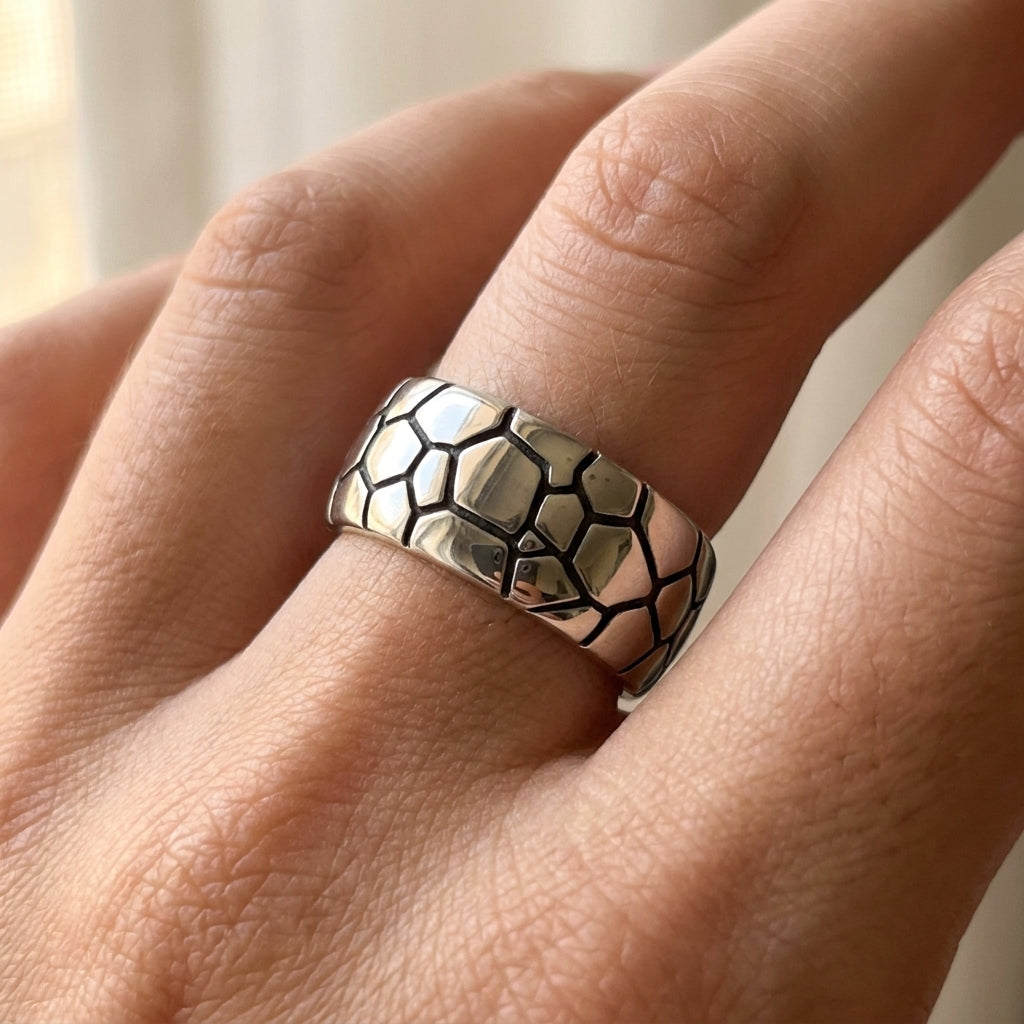 Ring met gebarsten steenstructuur