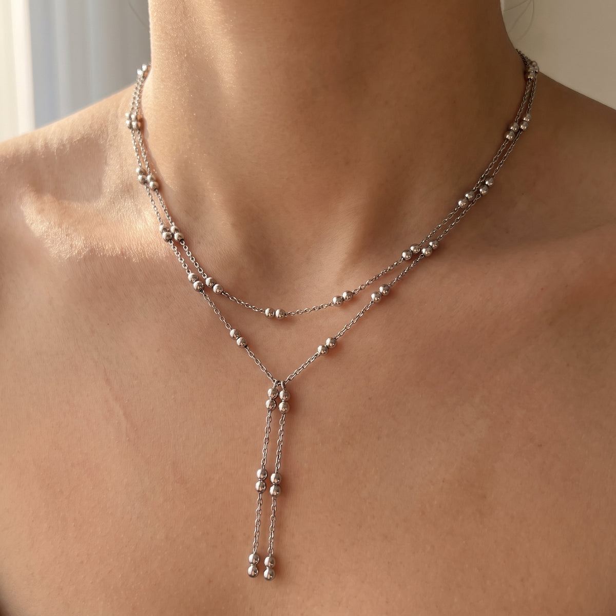Zilverkleurige dubbele kralenketting met lariat-hanger