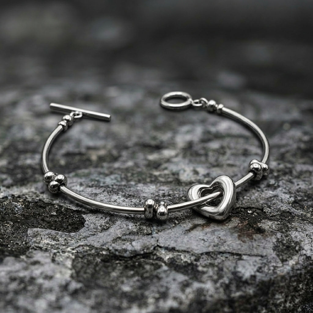 Armband mit offenem Herz, Röhrenperlen und Knebelverschluss