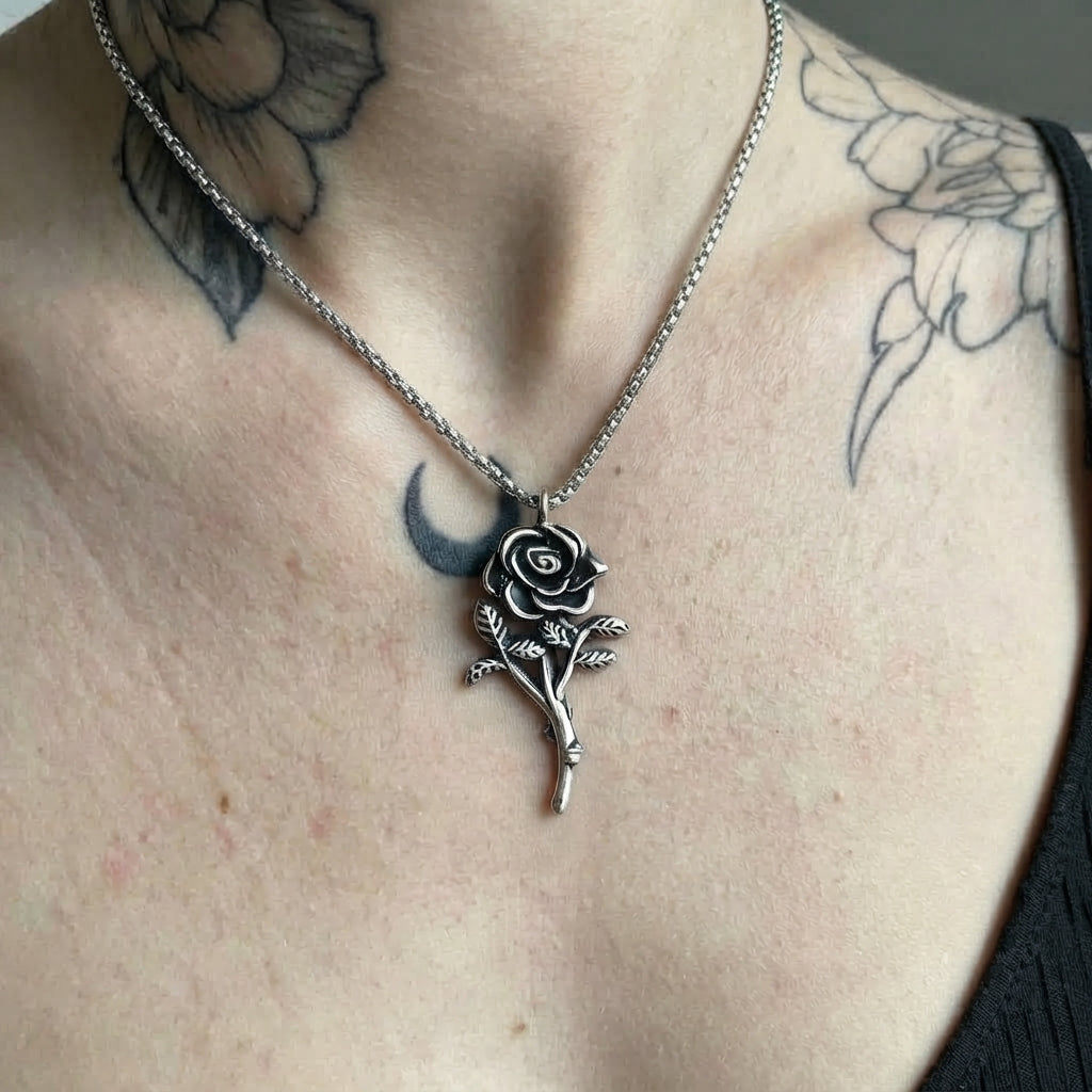 Ketting met eeuwige zwarte rozenstengel