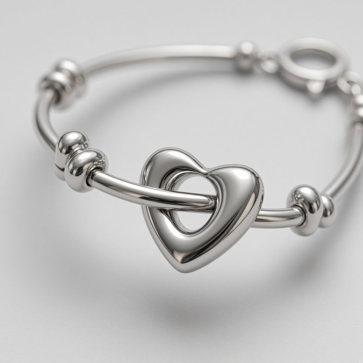 Armband mit offenem Herz, Röhrenperlen und Knebelverschluss