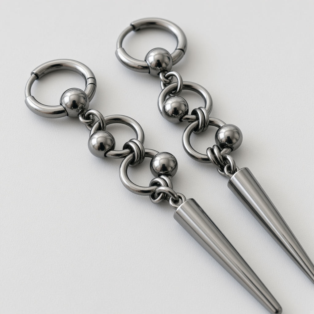 Lange Ohrringe mit Gunmetal-Orbit-Perle und Spike